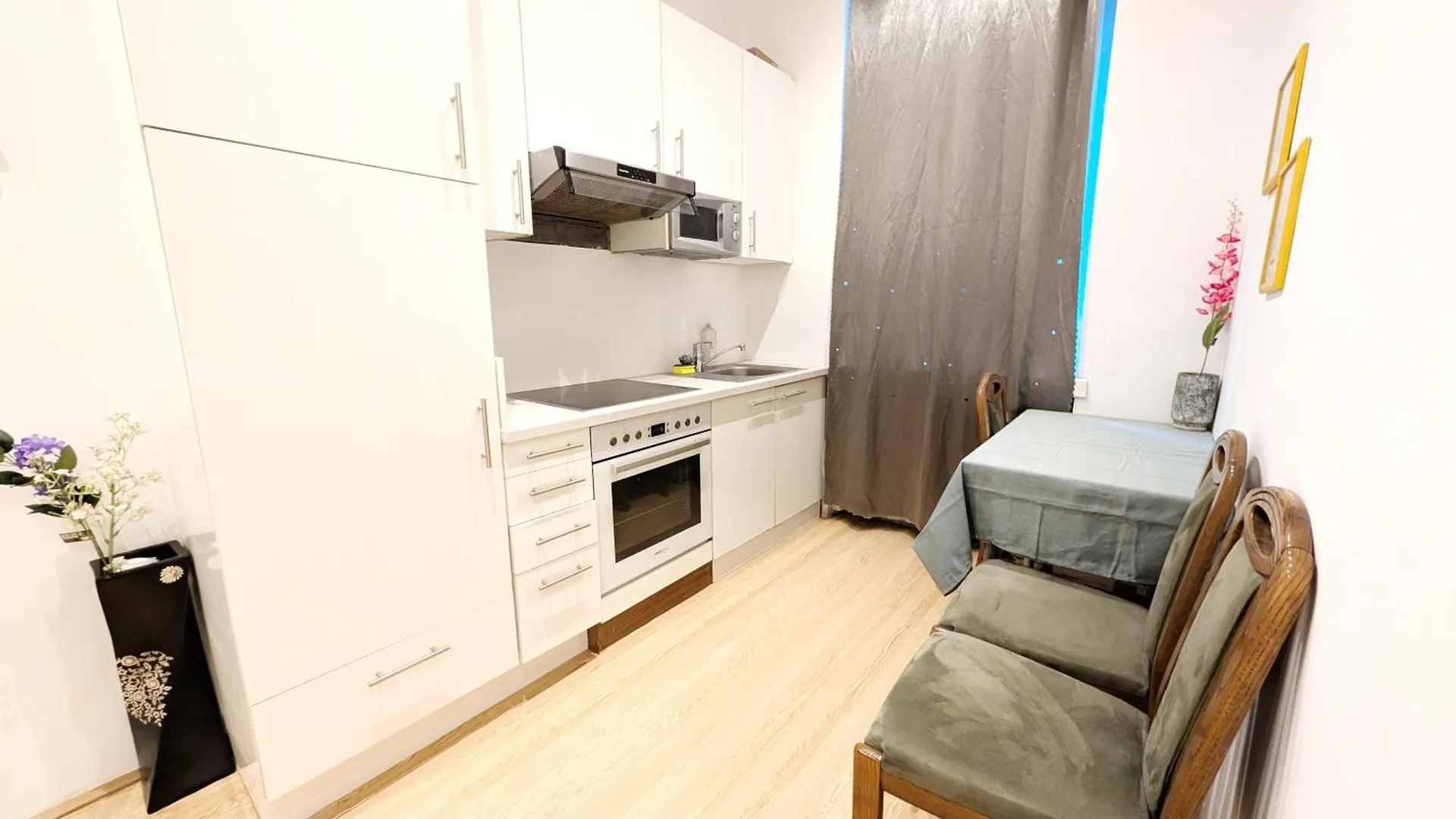 Cozy Apartment In Lugner City Area Viena